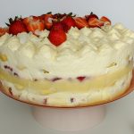 tort cu capsuni si piscoturi